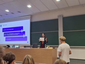 Martyna Pieczka studentka ISM prowadzi wykład na Politechnice Warszawskiej